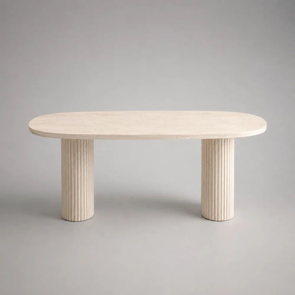 Ovaler Esstisch aus Travertin in Beige/Creme, 160 × 80 × 75 cm, mit geriffelten Säulenfüßen