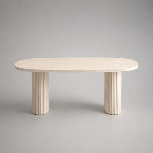 Ovaler Esstisch aus Travertin in Beige/Creme, 160 × 80 × 75 cm, mit geriffelten Säulenfüßen